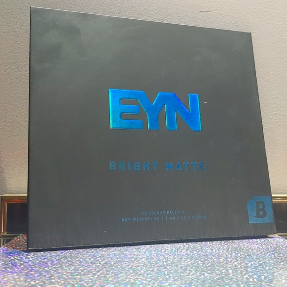 EYN by Beauty Bay Bright Mattes Palette - Picture 1 of 3